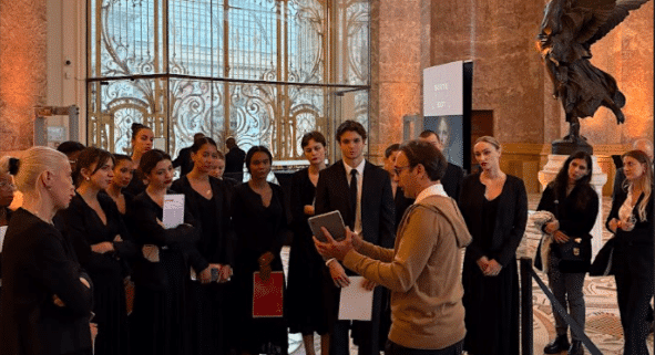 brief aux hotes et hotesse lors d'un événement corporate au petit palais